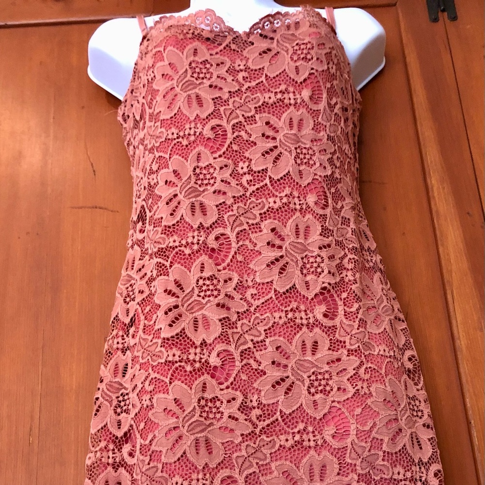 Romantic lace overlay dress!